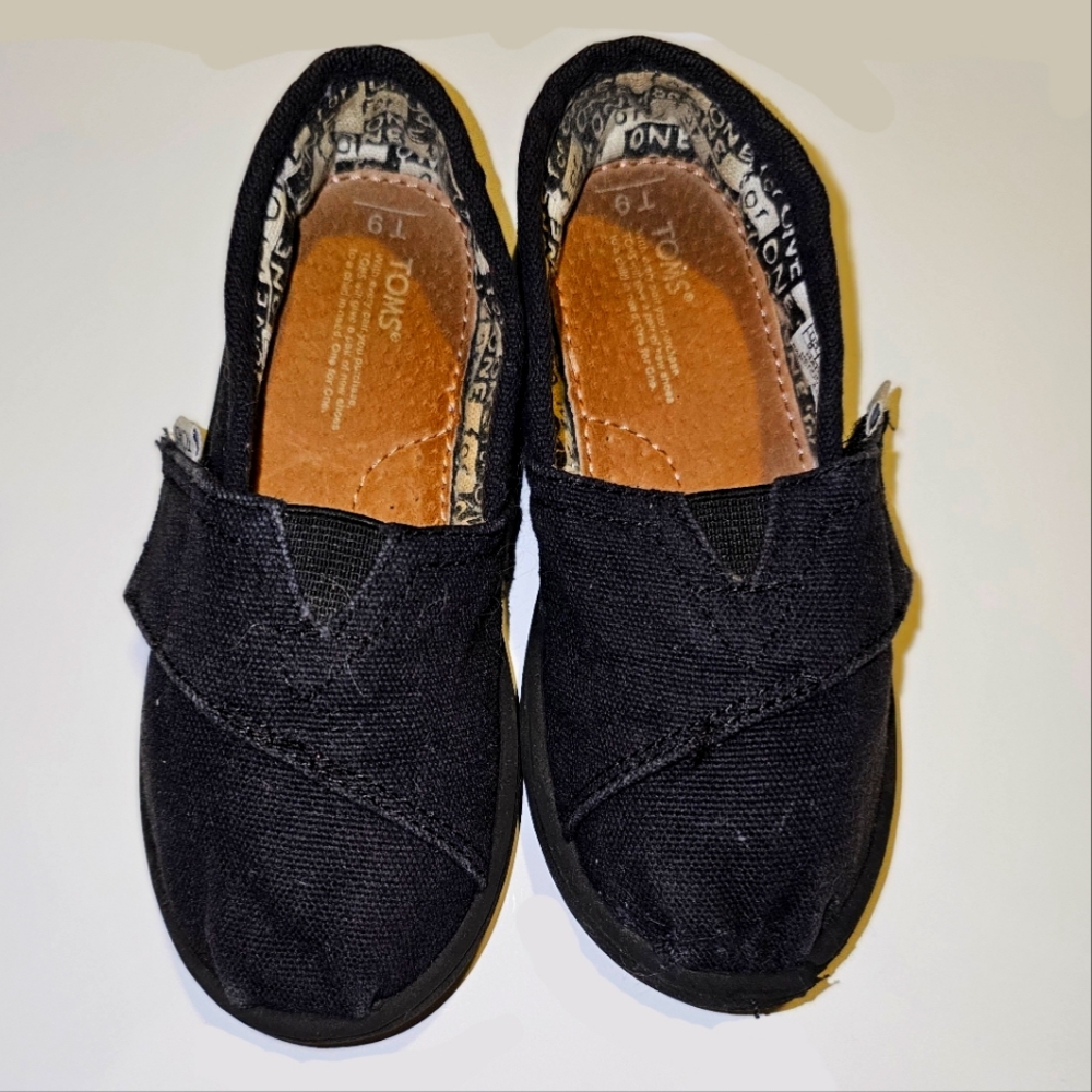 TOMS all black velcro slip on shoes Toddler size 9 EUC